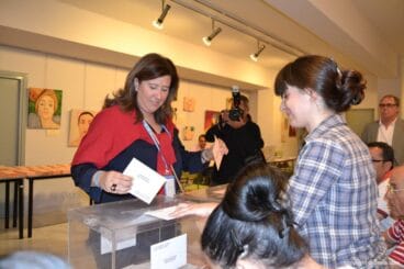 Elecciones municipales Dénia 2015 – Ana Kringe votando