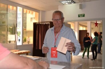 Elecciones municipales Dénia 2015 – Vicent Grimalt votando