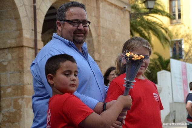 Calurosa acogida a la antorcha de los XI Mini Jocs Olímpics de la Marina Alta 8 Entrega de la antorcha a Sisco Signes