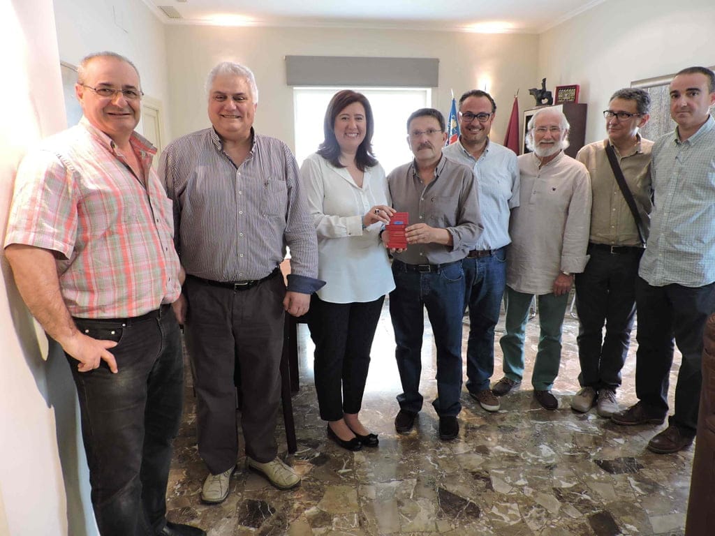 Los grupos políticos ya tienen en sus manos el Plan General Estructural definitivo 1 Entrega del PGE a la alcaldesa