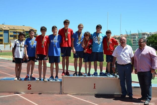 Equipo de relevos Masculino de Dénia en el podium