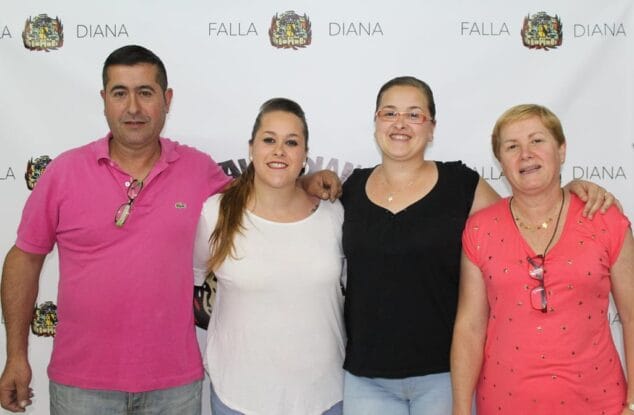 Ester Hidalgo con familiares en su despedida