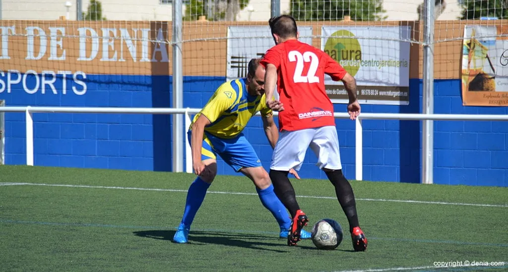 Gervasio frenando la internada de un jugador del Alginet