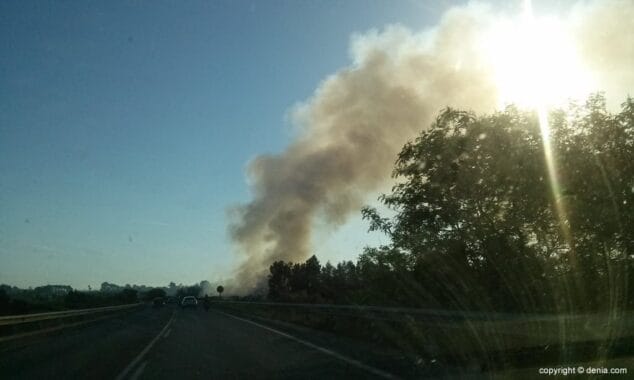 Humo visto desde la carretera