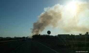 Incendio en la planta de compostaje de Dénia desde la carretera