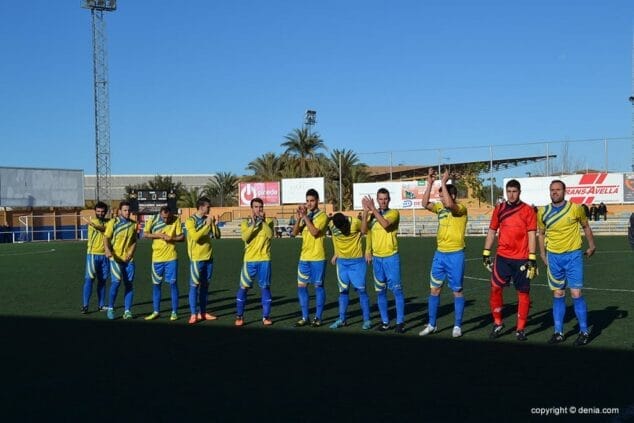 Jugadores del Dénia saludando a su afición