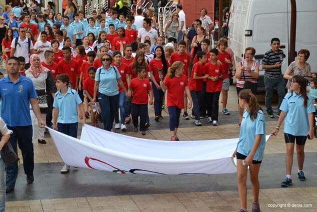 Calurosa acogida a la antorcha de los XI Mini Jocs Olímpics de la Marina Alta 6 LLegada a la plaza del Ayuntamiento de la Antorcha
