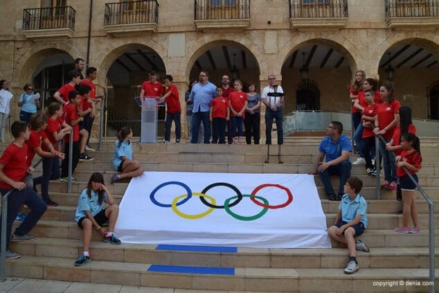Calurosa acogida a la antorcha de los XI Mini Jocs Olímpics de la Marina Alta 9 La bandera olímpica en la escalinata del Ayuntamiento