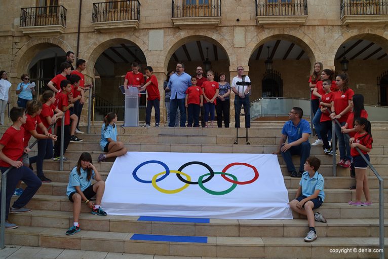 La bandera olímpica en la escalinata del Ayuntamiento