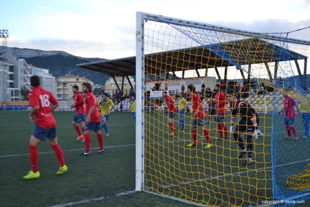 La defensa de la UD Tavernes defendiendo un corner