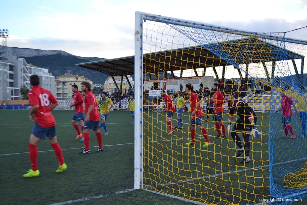 La defensa de la UD, Tavernes defendiendo un corner