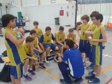 Los chavales del infantil con su entrenador