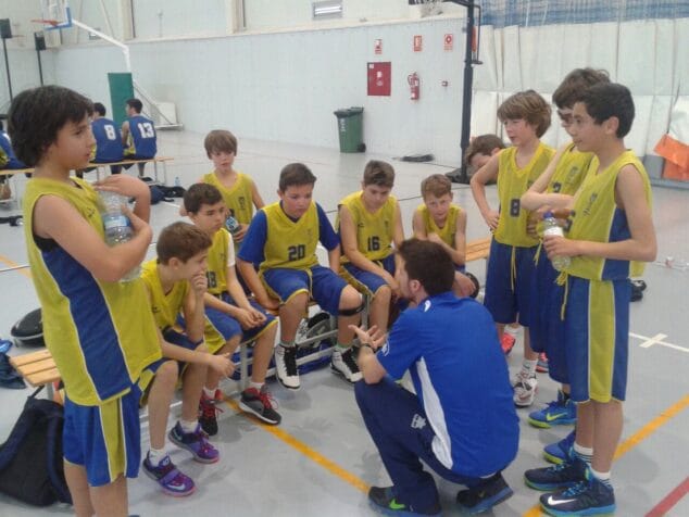 Los chavales del infantil con su entrenador