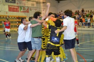 Los jugadores celebrando el ascenso