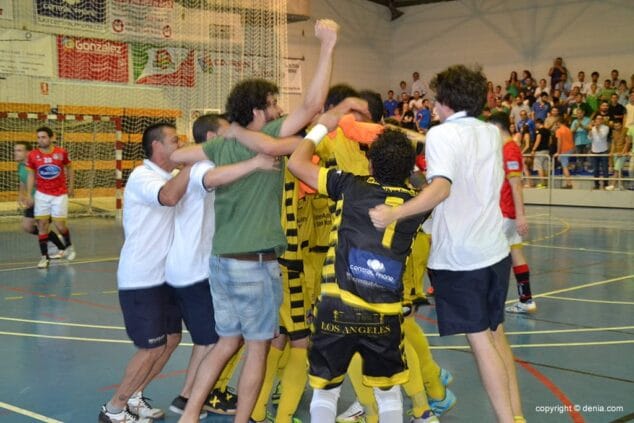 Els jugadors celebrant l'ascens