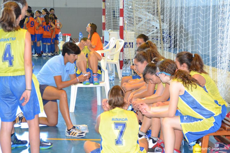Maje Sanchez in a time out of the girls Dénia Básket