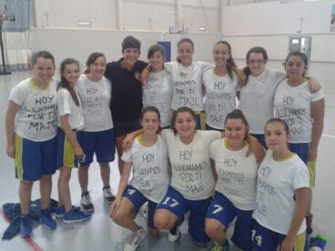 Maje Sánchez amb les infantils del Dénia Bàsquet