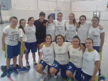 Maje Sánchez con las infantiles del Dénia Básquet