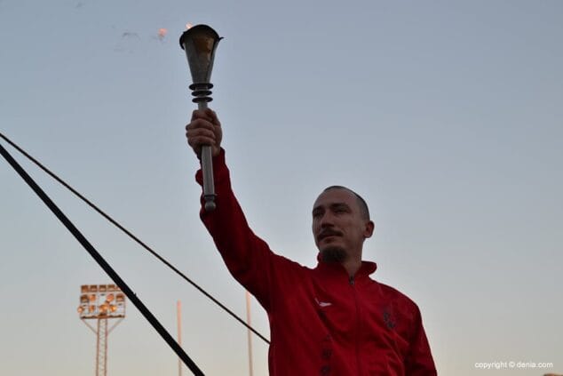 Miguel Signes a punto de encender el pebetero