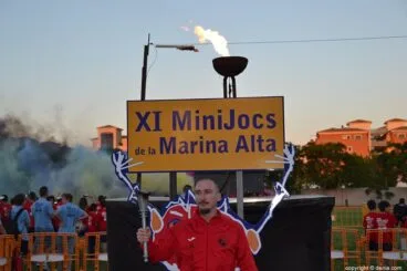 Miguel Signes junto al pebetero