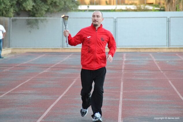 Miguel Signes portando la antorcha