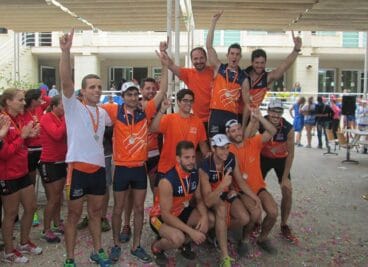 Miguel y Juan Pina con sus compañeros del Rem Badalona