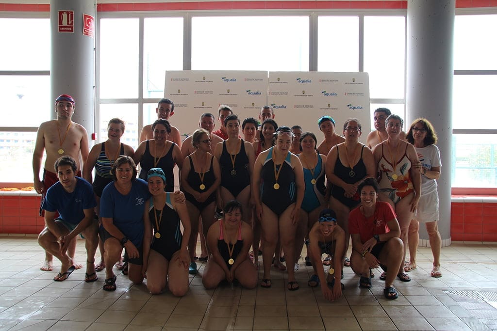 Éxito de participación en el IV Campeonato del Centro Deportivo Dénia 1 Monitores y entrenadores junto a los nadadores
