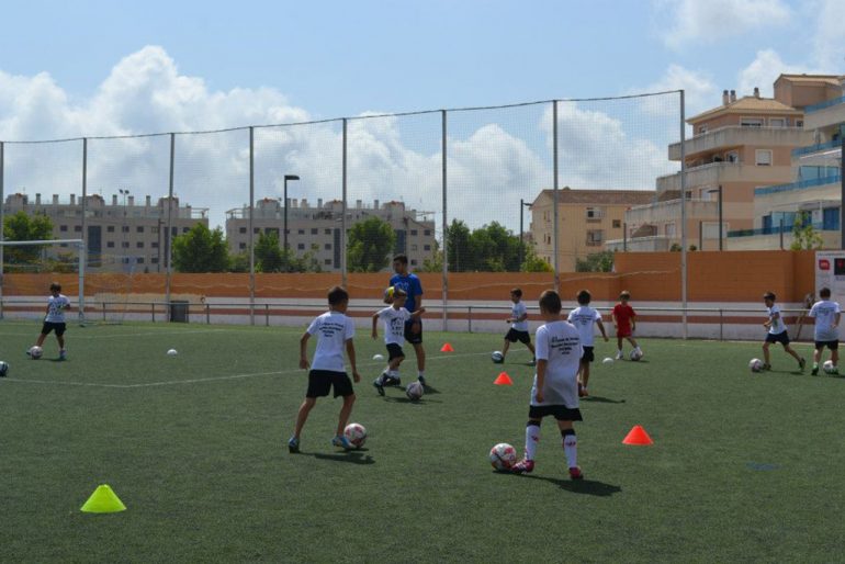 Niños en el campus de fútbol del 2014 en Dénia