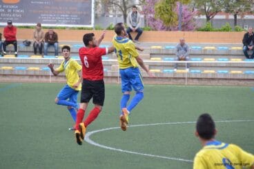 Panucci saltando de cabeza en busca del balón