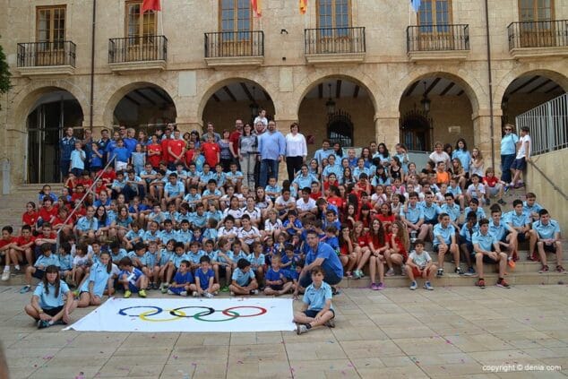 Calurosa acogida a la antorcha de los XI Mini Jocs Olímpics de la Marina Alta 7 Participantes en la llegada de la antorcha junto autoridades