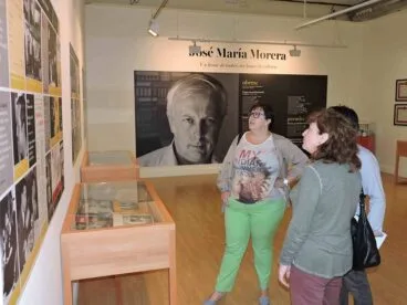 Pepa Sivera visitantando la exposición de José María Morera
