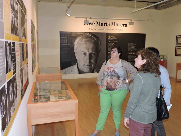 Pepa Sivera visitantando la exposición de José María Morera
