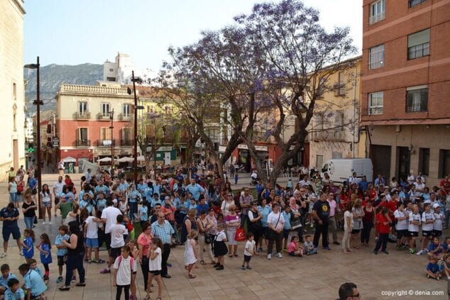 Calurosa acogida a la antorcha de los XI Mini Jocs Olímpics de la Marina Alta 11 Público siguiendo el acto