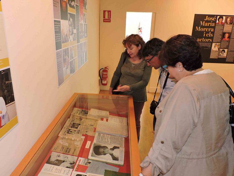 Rosa Seser visitando la exposición de José María  Morera