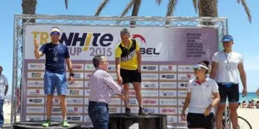 Sergio Alberola en el podium del triatlón de Alicante