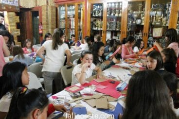 Taller de manualidades en la falla Oeste
