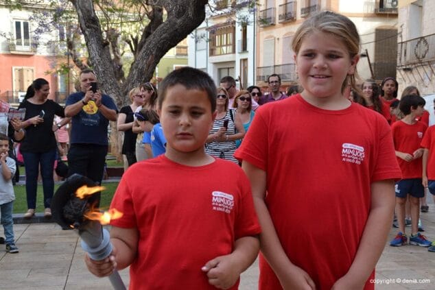 Calurosa acogida a la antorcha de los XI Mini Jocs Olímpics de la Marina Alta 12 Ultimos relevistas de la antorcha