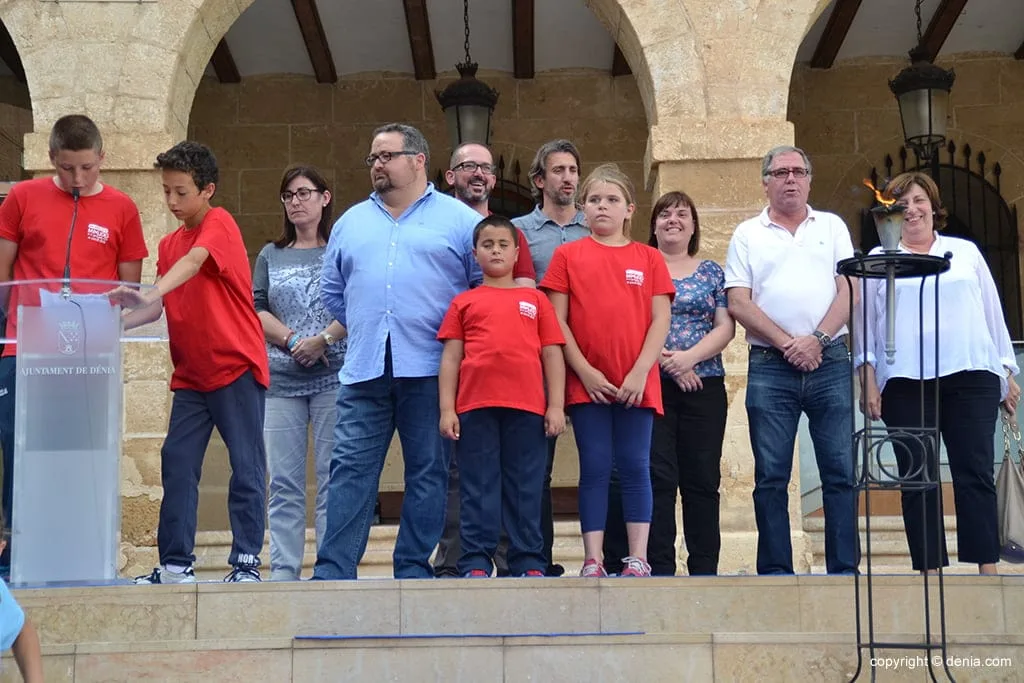 Varios concejales escuchando el parlamento de los deportistas