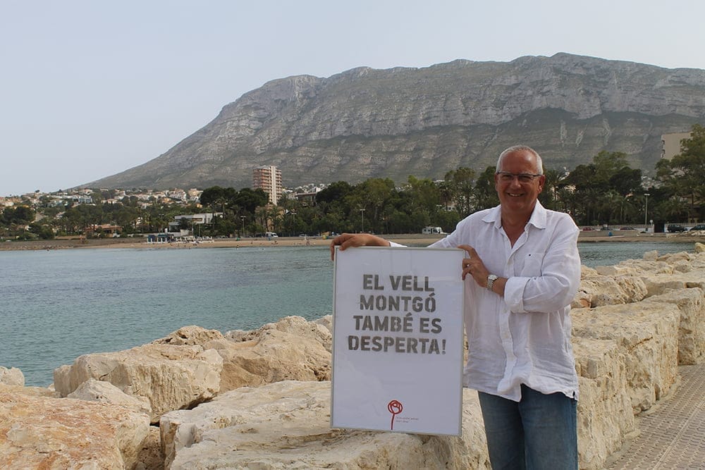 Vicent Grimalt con el cartel del Montgó