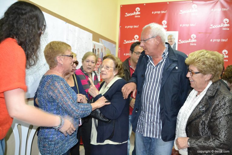 Vicent Grimalt junto a simpatizantes del PSOE