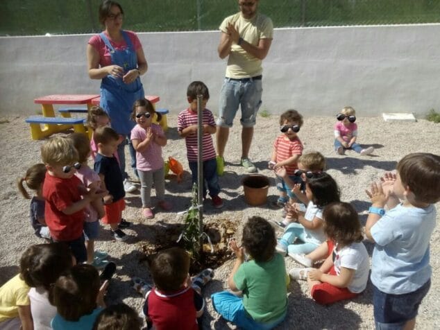 Los niños y niñas de Escoleta el Castellet plantan su primer árbol 3 escoleta el castellet planta un arbol