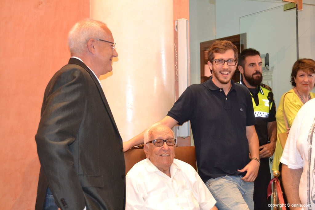 Investidura de Vicent Grimalt como nuevo alcalde de Dénia – Grimalt con su padre y su hijo