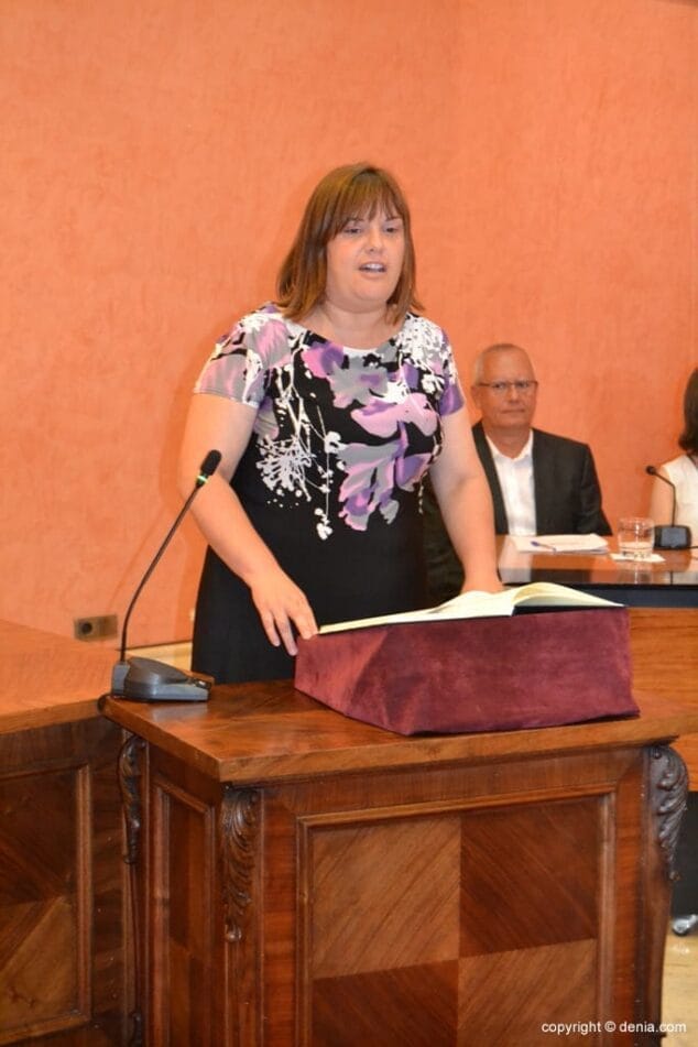 06 Juramento de los nuevos concejales de Dénia Cristina Morera