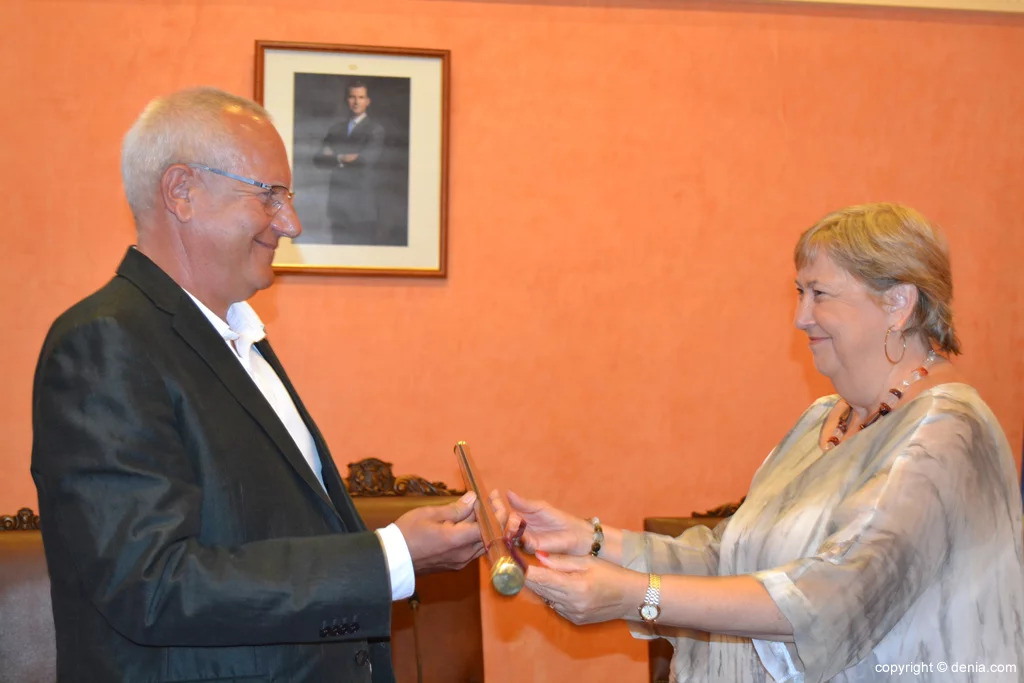 Vicent Grimalt recibe la vara de mando de alcalde de Dénia