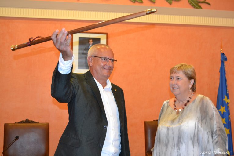Vicent Grimalt recibe la vara de mando de alcalde de Dénia