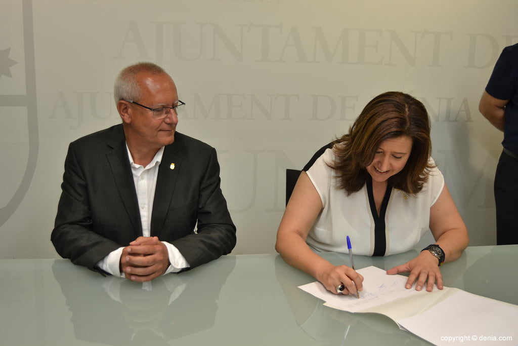 Ana Kringe firma el acta del estado de las arcas municipales