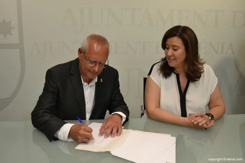 Vicent Grimalt firma el acta del estado de las arcas municipales