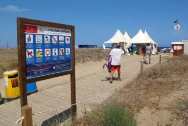 Acceso a la playa de la punta del Raset