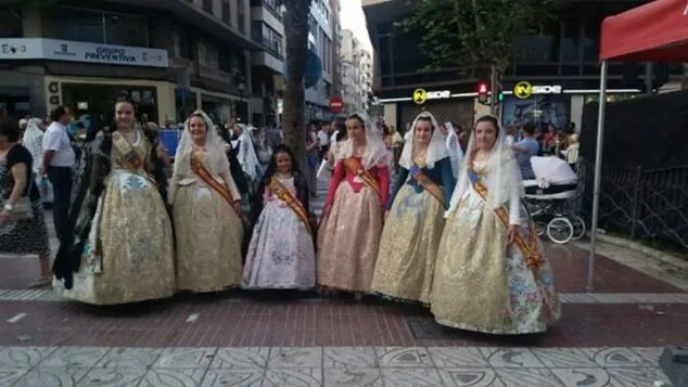 Las falleras mayores de Dénia representaron a la ciudad en la ofrenda de las hogueras de Alicante 2 Alejandra Pastor con otras representantes infantiles en Alicante