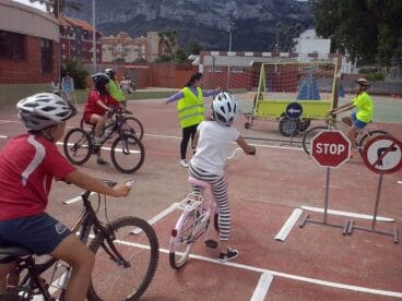 Alumnos parados ante la señal de stop